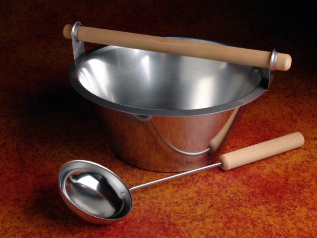 Moderne sauna opgietemmer (5 liter) inclusief lepel van roestvrijstaal en hout.